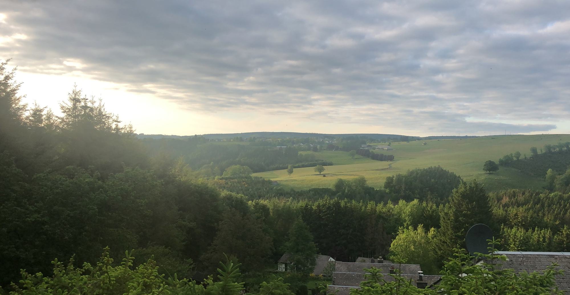 Avond boven de vallei, gezien vanaf het terras
